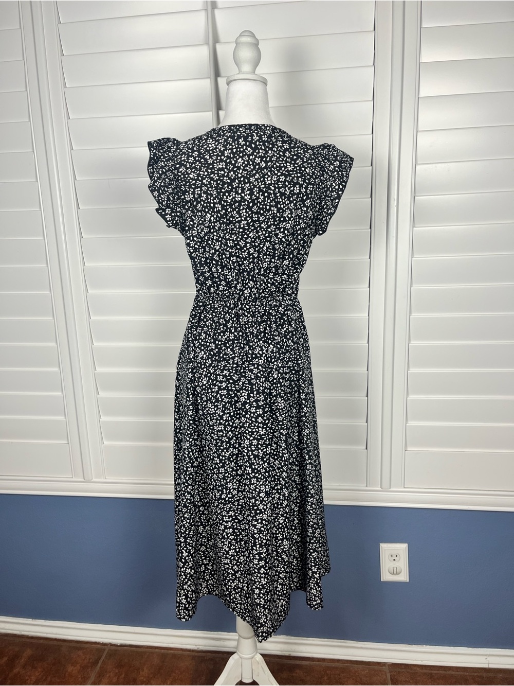 SHEIN black floral button front midi dress with flutter sleeves Size small - Picture 4 of 7